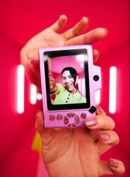 Linda SCHÄFFLER c/o VISUALEYES photographed for DR. SMILE EVOLUTION Summer 2024