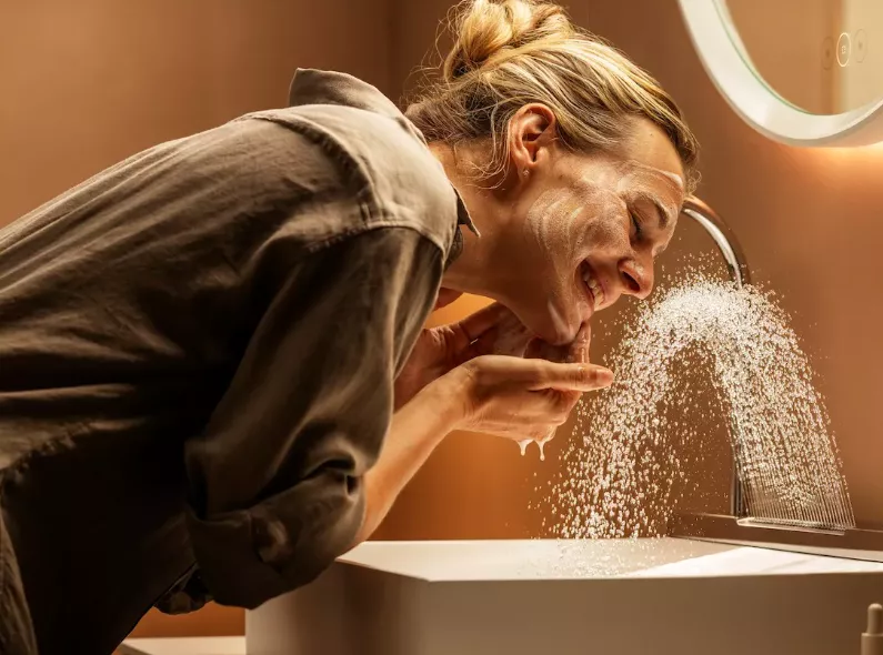 Malte Jäger photographed for HANSGROHE - with the LIGAWEST team consisting of Salome Ebken (Props), Gisela Benzenberg (Fashion), Prop Assistant Deborah Dixkens