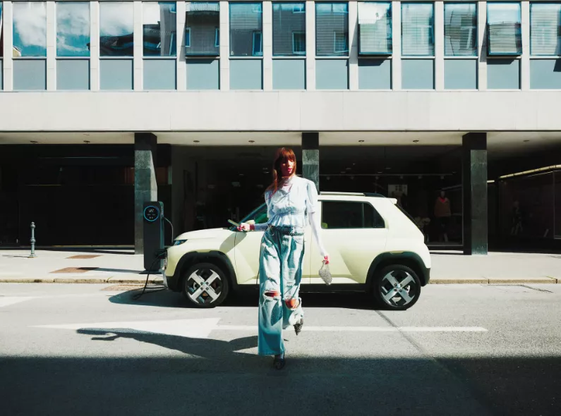 The HYUNDAI Inster impresses with lively visuals in an editorial look - the campaign was post-produced by RECOM
