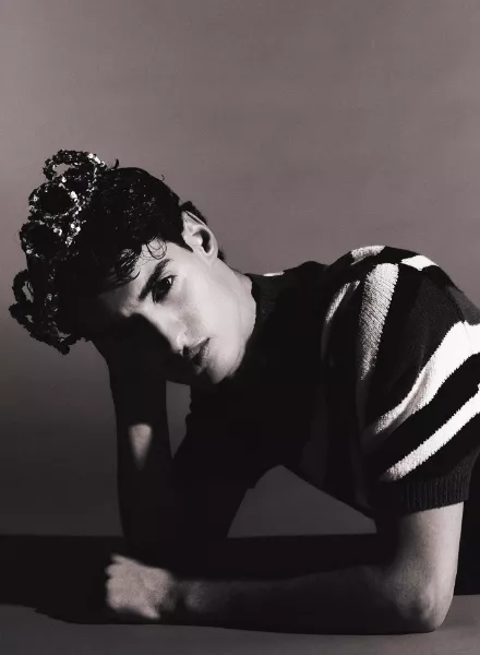 EAST WEST MODELS : Newcomer Anas Sarsari verkörpert 'Liberdade Em Movimento' für die GQ Portugal Mai 2025