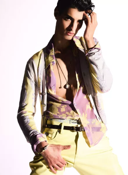 EAST WEST MODELS : Newcomer Anas Sarsari verkörpert 'Liberdade Em Movimento' für die GQ Portugal Mai 2025