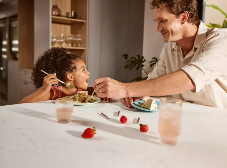 Autumn SONNICHSEN c/o EMEIS DEUBEL fotografierte erneut für ihren Kunden CAESARSTONE, ein Unternehmen, das hochwertige Arbeitsplatten für Küchen herstellt