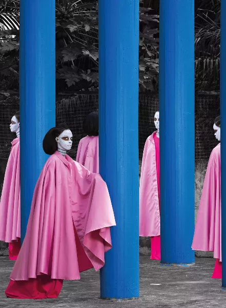 'The Homeless Wanderer' von Aida Muluneh – eine neue visuelle Sprache Afrikas. Aktuell zu sehen in der Playlist Gallery by Giampaolo Abbondio in Mailand