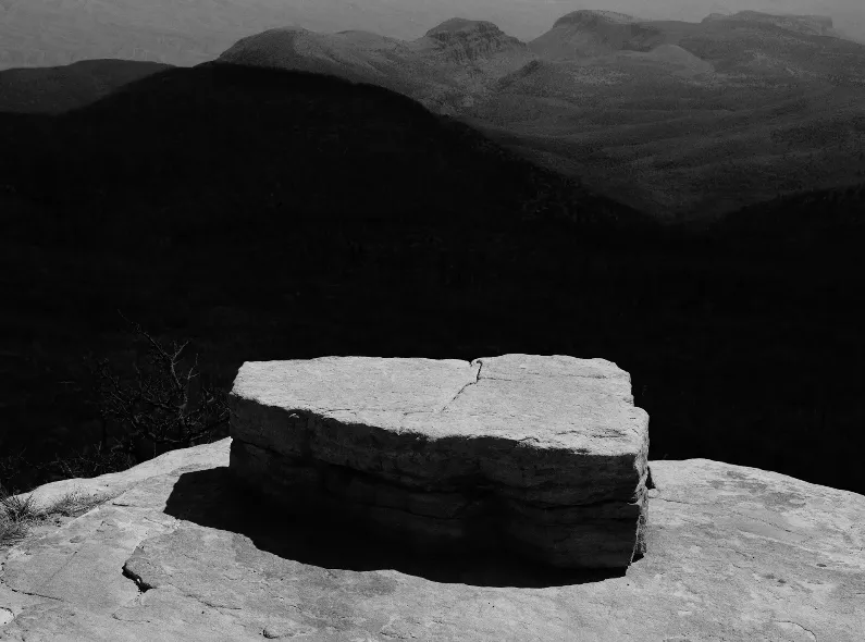 Wo Steine erinnern und Landschaften sprechen: 'Glass Mountain' von Michael Lundgren