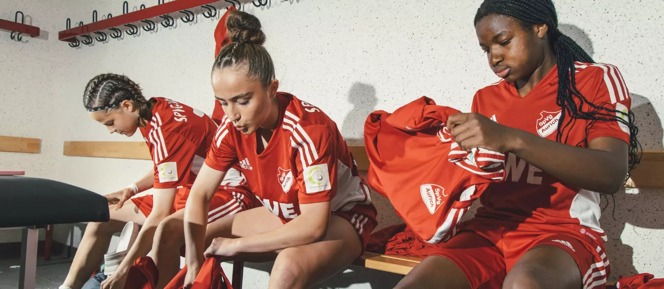 'Im Abseits' - Alexandra POLINA c/o JULIA WALDMANN fotografiert das Nachwuchs-Frauenfussball-Editorial für DIE ZEIT