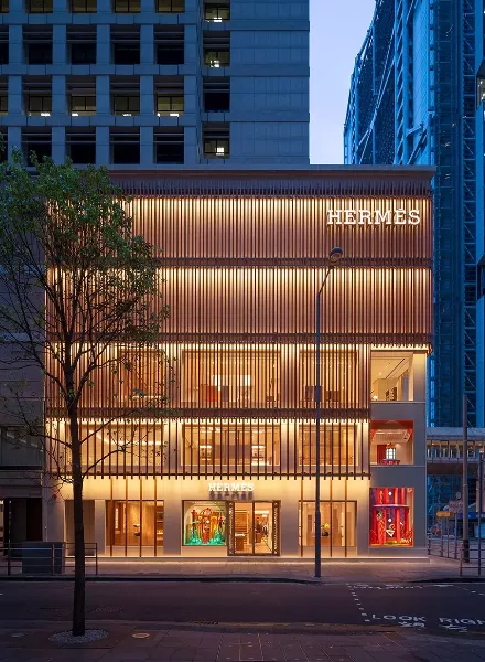 Ein Leuchtturm im Ozean der Fantasie - HERMÈS Hong Kong Schaufenster-Installation von Agostino Iacurci