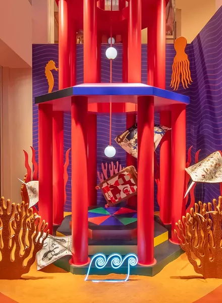 Ein Leuchtturm im Ozean der Fantasie - HERMÈS Hong Kong Schaufenster-Installation von Agostino Iacurci