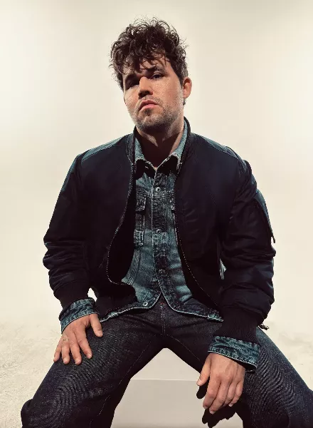 Dressed for Victory! Schachweltmeister Magnus Carlsen ist das Gesicht der G-STAR Herbst 2025 Denim-Kollektion