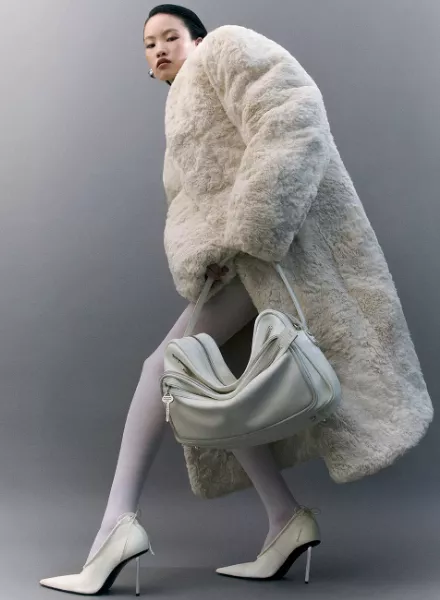 Die ACNE STUDIOS Camero Bag freut sich über Zuwachs: Herzlich Willkommen 'Hotel' und 'Party' - Teresa Ciocia c/o BIRD PRODUCTION fotografiert die ACNE STUDIOS Kampagne mt den neuen Taschen