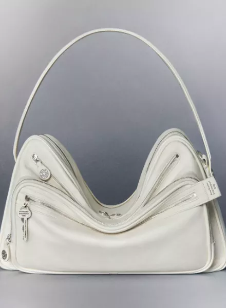 Die ACNE STUDIOS Camero Bag freut sich über Zuwachs: Herzlich Willkommen 'Hotel' und 'Party' - Teresa Ciocia c/o BIRD PRODUCTION fotografiert die ACNE STUDIOS Kampagne mt den neuen Taschen