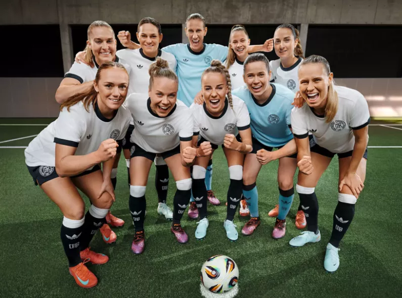 ADRIAN T. KUBICA photographs the key motifs for the OLB featuring the German women’s national football team