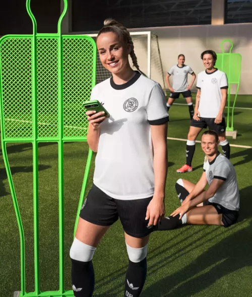 ADRIAN T. KUBICA photographs the key motifs for the OLB featuring the German women’s national football team