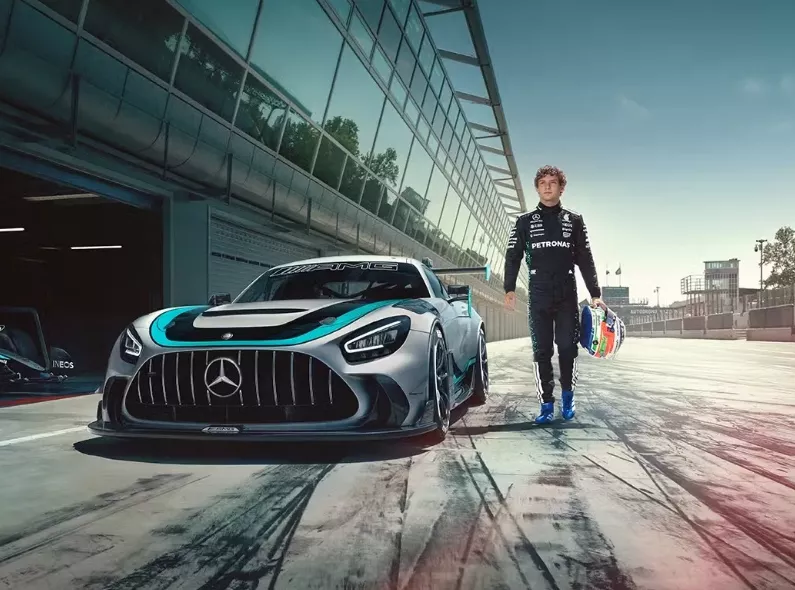 Justine Boltzek, Creative Director bei Banauten, präsentiert uns die Kampagnen für Mercedes-AMG GT2 Edition W16 und 'Iconic Centering' für das Mercedes-Benz Museum