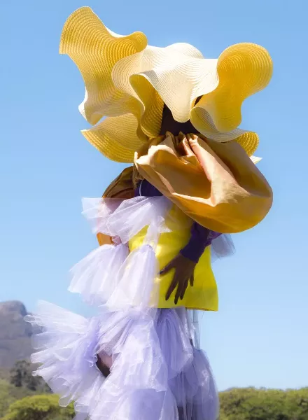 SALLYHATESWING – the photographer duo opens a poetic space between fashion and art with “Sculpture Garden” for ELLE Hungary