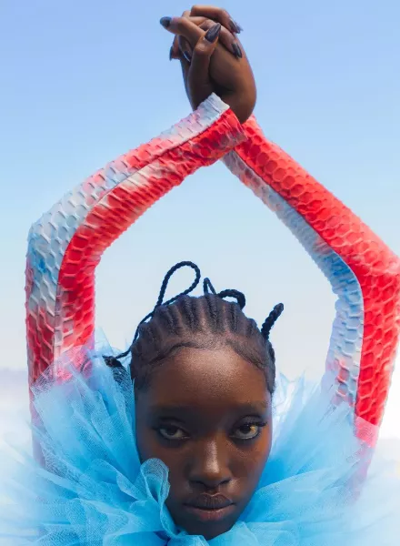 SALLYHATESWING – the photographer duo opens a poetic space between fashion and art with “Sculpture Garden” for ELLE Hungary