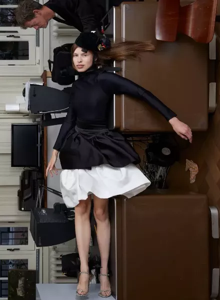 'BLOMMERS & SCHUMM - MID-AIR' Eine fragile Balance zwischen Mode, Kunst und Illusion im FOAM Amsterdam