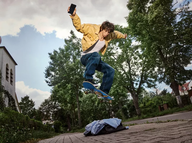 Cecil ARP c/o EMEIS DEUBEL photographed the campaign for the new HAMA brand identity during filming in Berlin