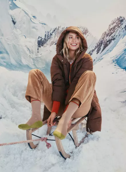Tavinho Costa photographs for FALKE - also present in the snowy chaos are Elena Köhler (Hair & Makeup) and Salome Ebken (Set Design), both artists c/o LIGAWEST