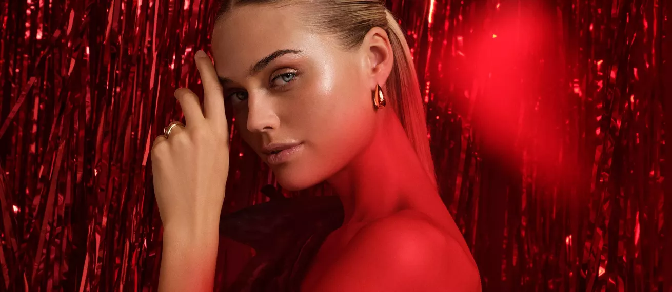 Catrin Hansmerten (Set Styling & Props) inszeniert TOSH Modeschmuck für die Beeline Group