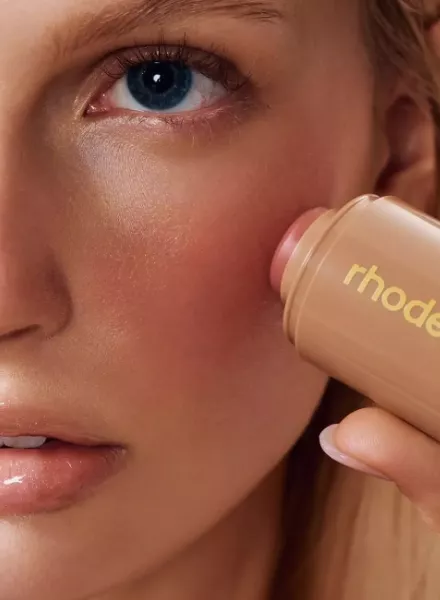 Von Pocket Blush bis Peptide Lip Shape - BETINA DU TOIT fotografiert eine weitere Kampagne für RHODE