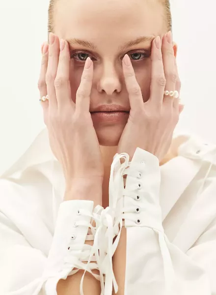 SARAH STORCH fotografiert Esther Lomb und filigrane Jewelry Pieces für STUDIO ENA