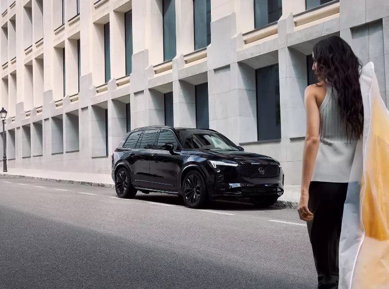 TIM ADORF fotografiert die VOLVO XC90 Black Edition für Forsman & Bodenfors vor urbaner City Kulisse