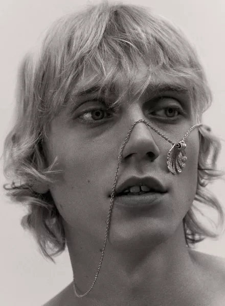 'Dedicate' - Nicolas Valois fotografierte ein Schmuck-Editorial für das DEDICATE Magazin, Styling Mathilde Camps