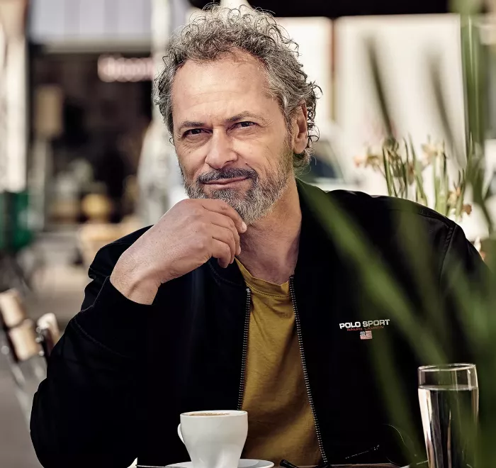 Sebastian Damberger portrayed actor Vassili Kazakos