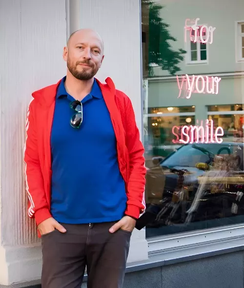JAN KUCK – VA BENE SENZA RIDERE: Irony, neon, and the absurdity of our present