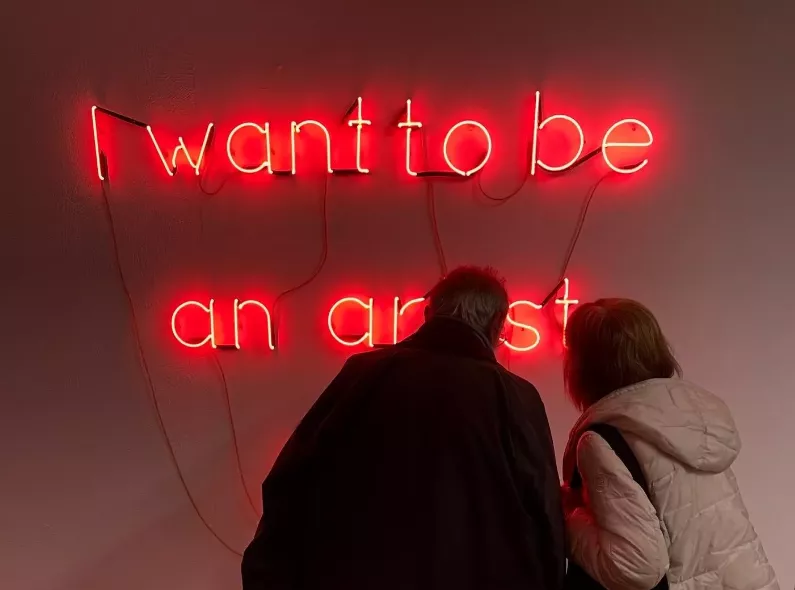 JAN KUCK – VA BENE SENZA RIDERE: Irony, neon, and the absurdity of our present