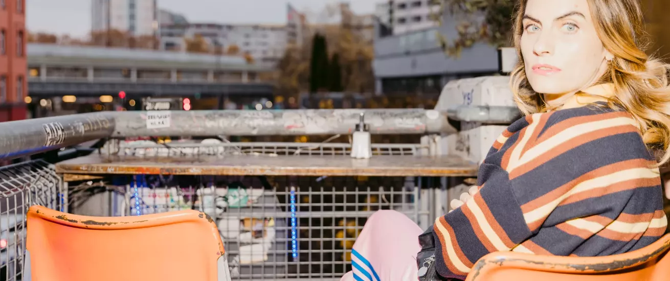 Schauspielerin, Regisseurin, Mutter und ausgebildeter Clown Samia Chancrin, portraitiert von Fotografin Meike Kenn