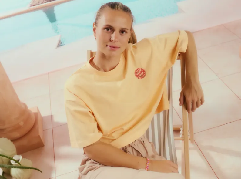 The FC Bayern Munich lifestyle collection celebrates the summer vibe - the campaign featuring FC Bayern stars was photographed by KROSNY