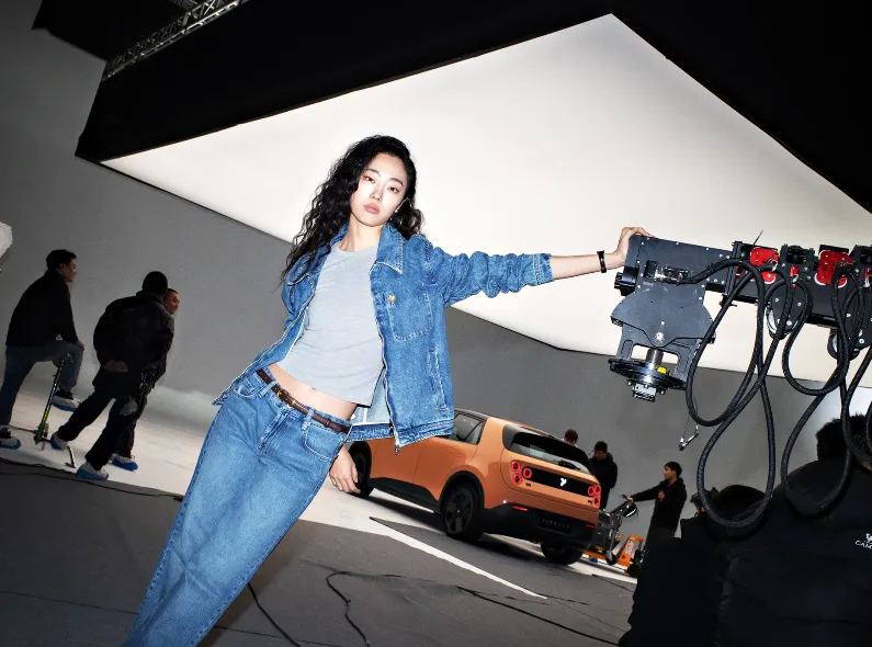 Matthew Jones fotografiert neue FIREFLY Kampagne in Shanghai