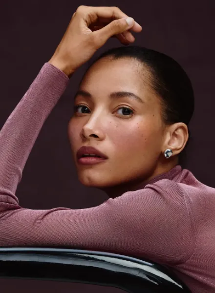 Clean Beauty trifft auf High-Fashion - Die schöne Domenikanerin Lineisy Montero in der MERIT Frühjahr/Sommer 2026 Kampagne, fotografiert von Betina Du Toit