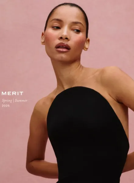 Clean Beauty trifft auf High-Fashion - Die schöne Domenikanerin Lineisy Montero in der MERIT Frühjahr/Sommer 2026 Kampagne, fotografiert von Betina Du Toit