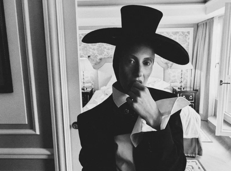 Actress Roxane Duran plays the role of Buhlschaft – photographer Wolfgang Zac visits her at the world-famous Salzburg Festival