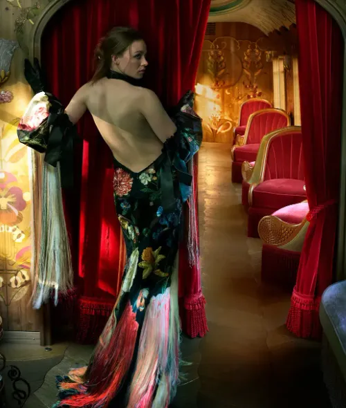 'Train Dreams' featuring den Waggon Celia, gestaltet von Baz Luhrmann und Catherine Martin - geh mit Star-Fotografin Annie Leibovitz, der VOGUE UK und den Stars des Londoners West End auf grosse Reise