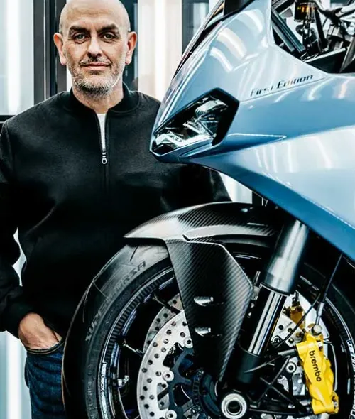 The return of a legend – Benjamin Monn photographs Norton design chief Simon Skinner and the strictly limited Manx R superbike for Robb Report