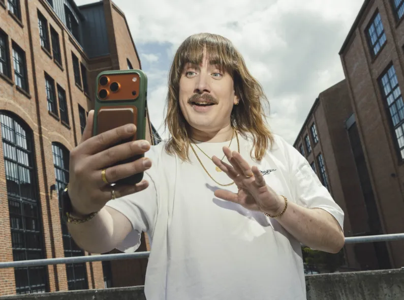 'And now get out of my apartment!' – Alexandra Polina photographs Robert Lindemann for DIE ZEIT
