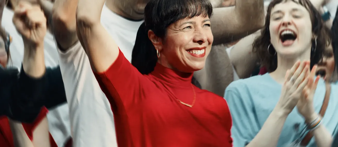 Politician Elif Eralp was the face of The Left Party's '26 election campaign - the images were shot by Tian Stöhr