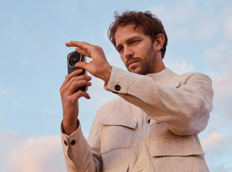 Arale Reartes photographs the Leica Leitzphone Powered By Xiaomi campaign – post-production by ONE HUNDRED BERLIN