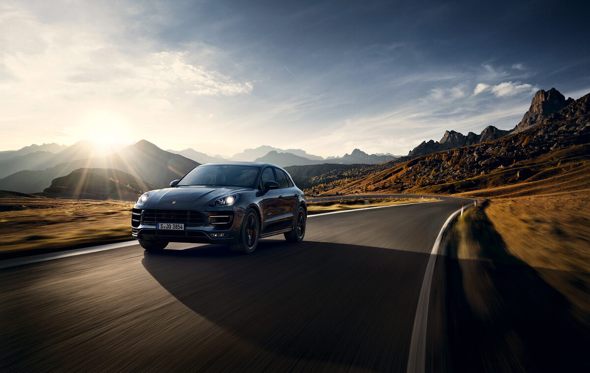 <b>Matthias Aletsee</b> on the road in the Dolomites with the PORSCHE Macan