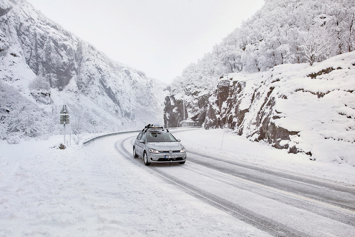 VOLKSWAGEN relies with its "Be More Norway“ campaign on icy cold, genuine e-mobility experts - with photos from mobile e-life far up north by <b>Maik FLOEDER c/o DOUBLE T</b>