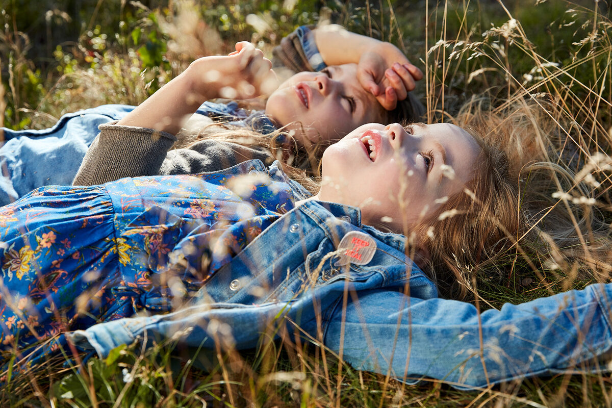 Anna Tarrin photographs a kids editorial in the Lüneburger Heath as well as ads for DHU with bplusd healthy brands, Mirfulan and Geometry Global
