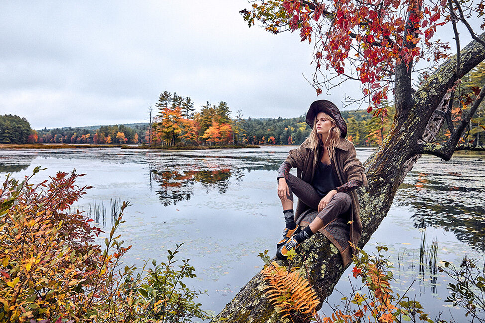 Lise Anne Marsal fotografiert 'Into the Wild' für Madame Figaro im herbstlichen Laub der Wälder von Massachusetts mit Model Adrianna Bach
