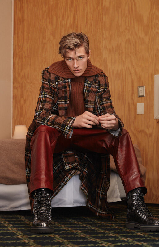Top Male Model Lucky Blue Smith begleitet Dich für die VOGUE Man Arabia ins Motel  - Postproduktion der Strecke von <b>RETOUCHED STUDIOS</b> Hamburg, Fotos Ben LAMBERTY c/o KLAUS STIEGEMEYER, Styling DaVian Lain