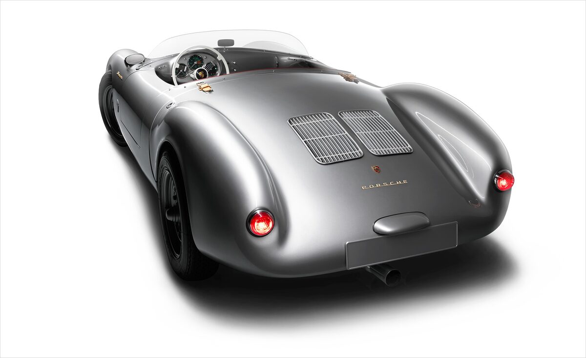 Studio Eberhard Sauer stages the strictly limited car steeped in legend, Porsche Spyder 550, in his extra-large studio in Herrenberg near Stuttgart