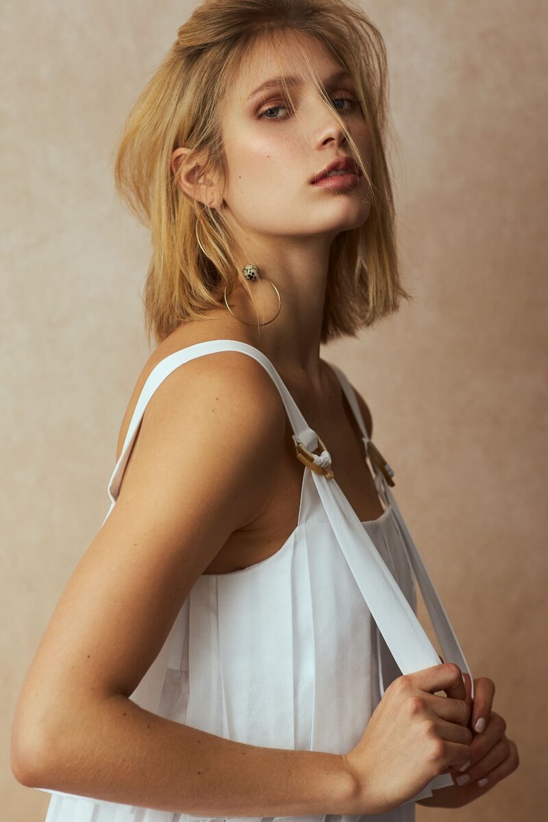 Lara Gilles fotografiert eine Beauty-Strecke für die L’OFFICIEL Lithuania - Hair &amp; Makeup <b>Ana BUVINIC c/o BASICS.BERLIN</b>