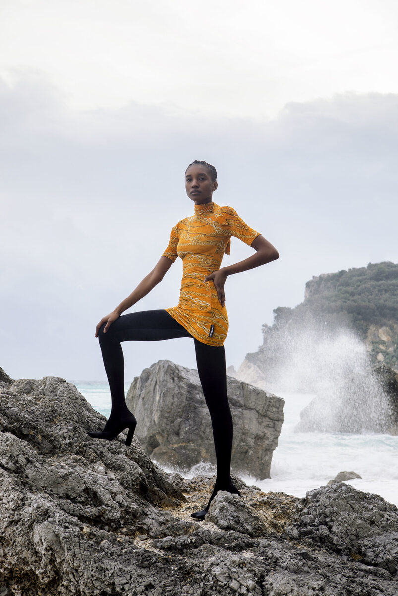 <b>Özge EFEK c/o les ARTISTS by Josef Stockinger</b> stylt für das MANIFESTO HK Magazin, fotografiert wurde die Modestrecke am offenen Meer von Angelo Lamparelli