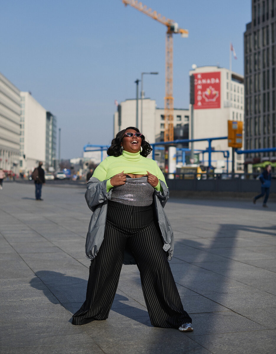 'Cuz I Love You' - Singer Lizzo climbs to the top of the charts with 'Juice' and appears in BLONDE magazine with make-up by <b>Mischka HART c/o BASICS.BERLIN</b>